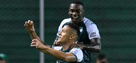Javier Reina celebra su gol con Deportivo Cali con Fabián Castillo - VizzorImage
