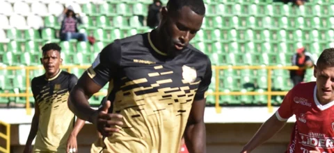 José Cuenú - Defensor de Águilas Doradas - VizzorImage