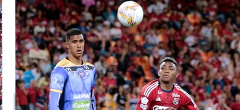 Juan Castillo atajó penal en el Medellín vs. Fortaleza - VizzorImage