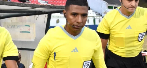 Luis Delgado, árbitro del Boyacá Chicó vs. Santa Fe - VizzorImage