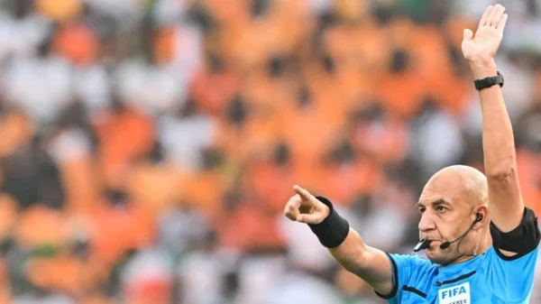 Árbitro terminó a los empujones con jugador en la Copa Africana Árbitro terminó a los empujones con jugador en la Copa Africana