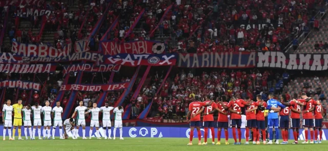 Fichaje de Medellín fue atracado a las afueras del Atanasio. / Foto: Vizzorimage.