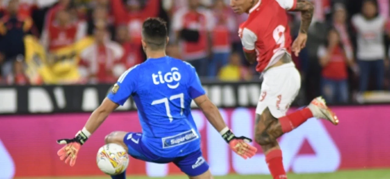 Santiago Melé voló y salvó a Junior de otro gol de Santa Fe. / Foto: Vizzorimage.