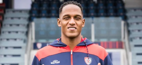 Yerry Mina - Defensor colombiano de Cagliari de Italia - AFP