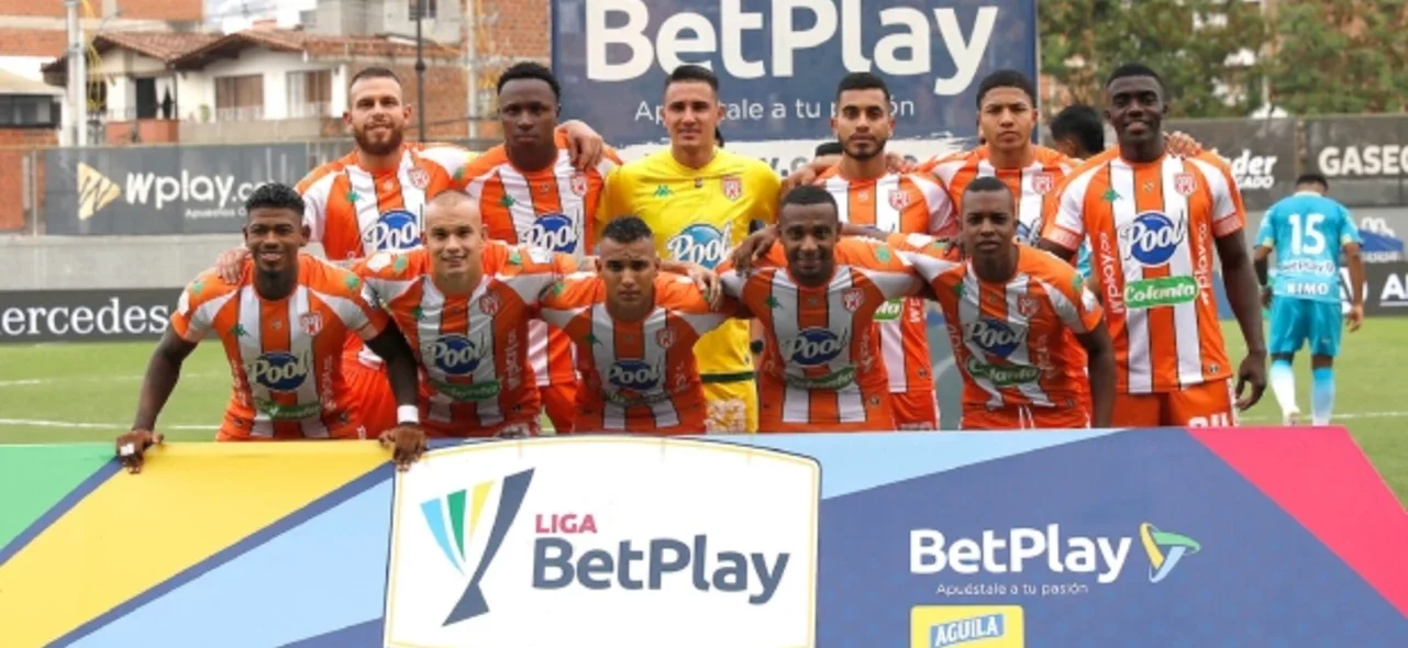 Envigado buscó el tercer gol ante Jaguares. / Foto: Vizzorimage.