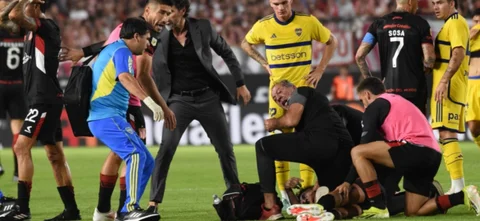 Momentos de angustia se vivieron por convulsión de un jugador / AFP