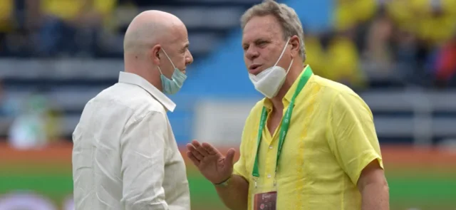 Gianni Infantino y Ramon Jesurún - Foto: AFP