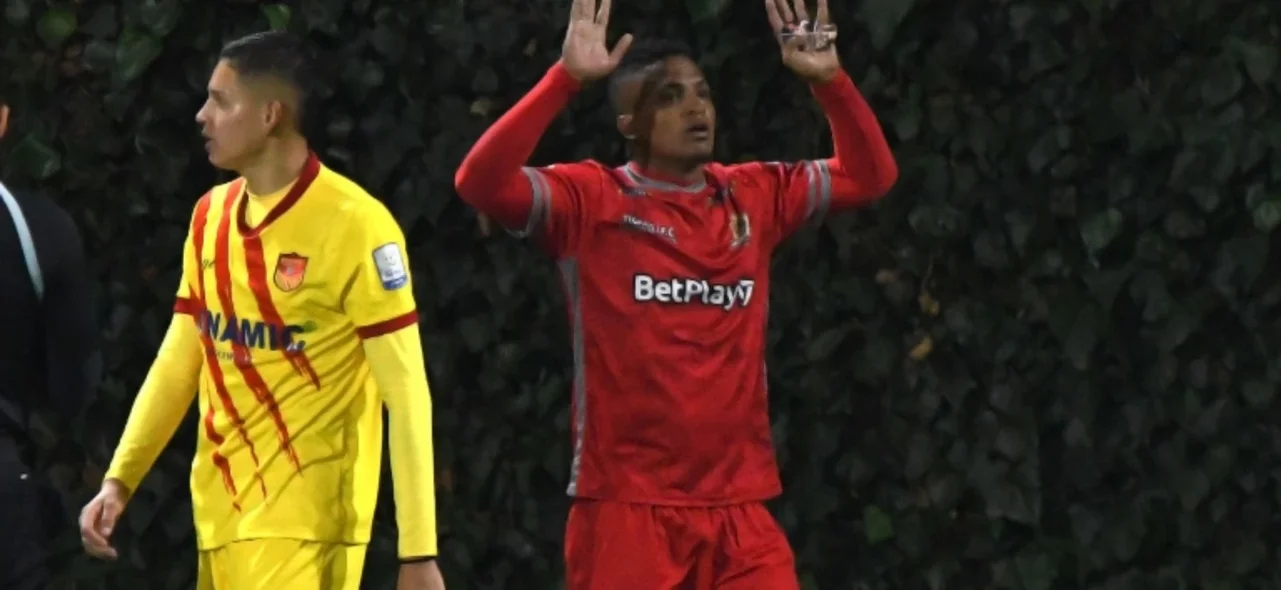 Triunfo de Tigres sobre Bogotá - VizzorImage / Felipe Caicedo