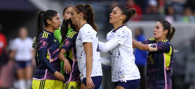 Alex Morgan y su versión de encarar a Catalina Usme. / Foto: AFP.