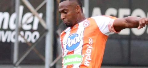 Bayron Garcés - Delantero de Envigado - VizzorImage