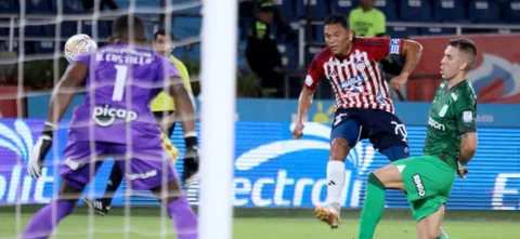 Harlen Castillo, arquero de Nacional, fue la gran figura del duelo - VizzorImage