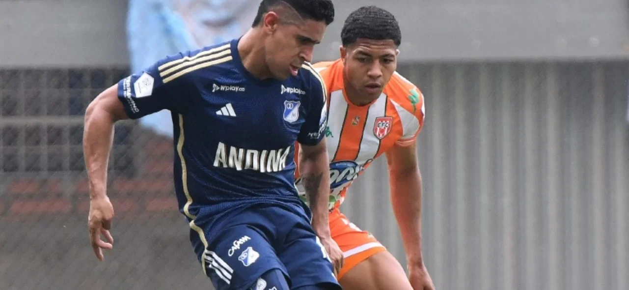 Daniel Cataño disputa un balón con Julián Palacios - VizzorImage