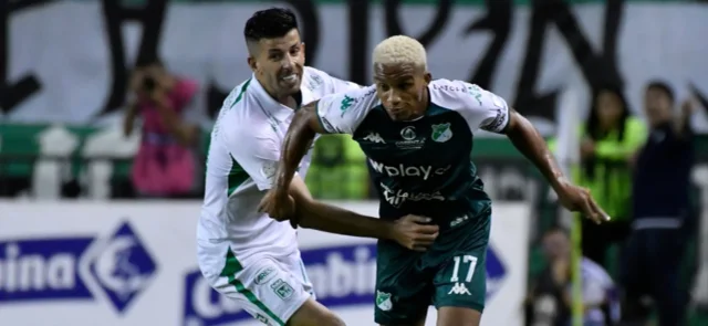 Pablo Ceppelini combate un balón con Juan José Córdoba en Cali vs. Nacional - VizzorImage