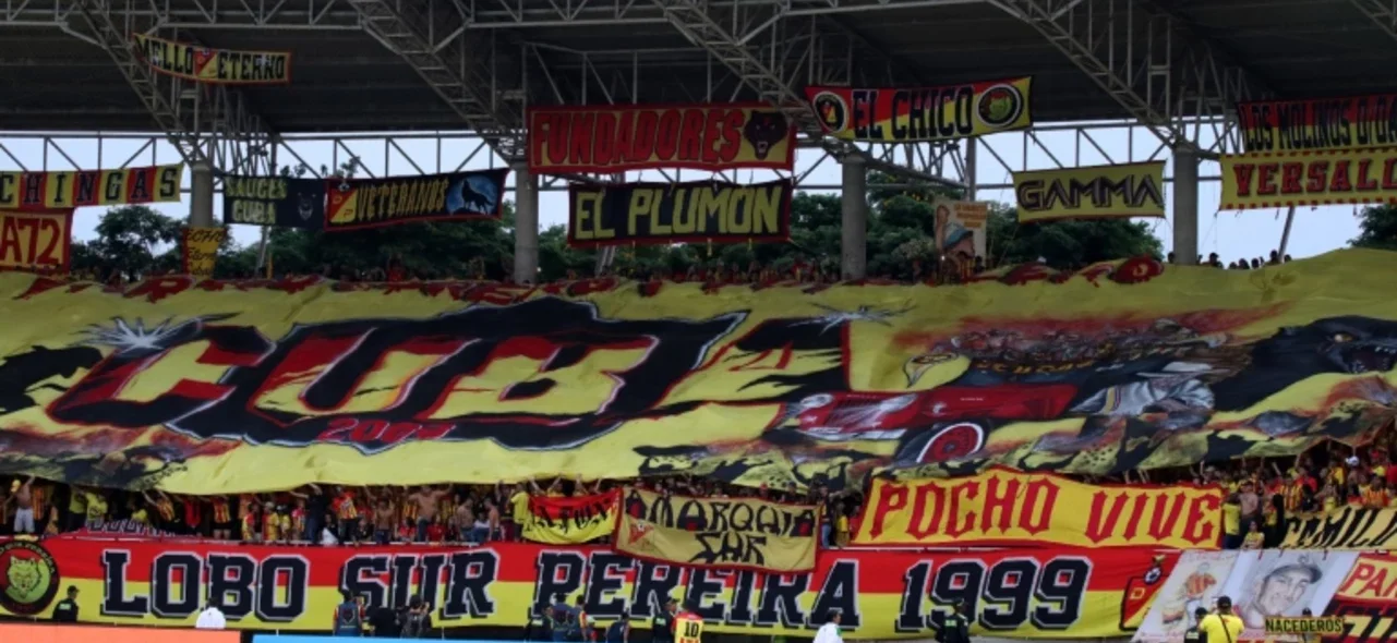 Hinchada de Deportivo Pereira en el estadio Hernán Ramírez Villegas - VizzorImage