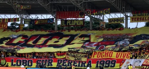 Hinchada de Deportivo Pereira en el estadio Hernán Ramírez Villegas - VizzorImage