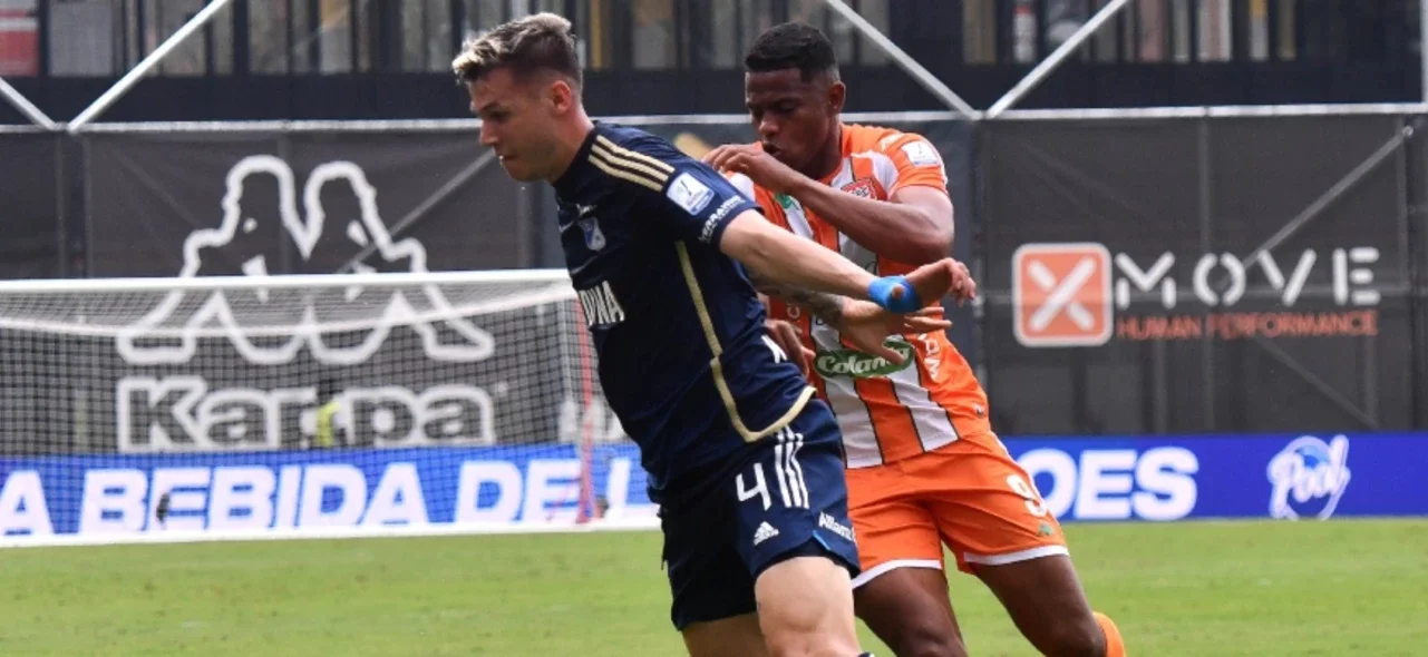 Juan Pablo Vargas y Yeison Moreno disputan un balón - VizzorImage