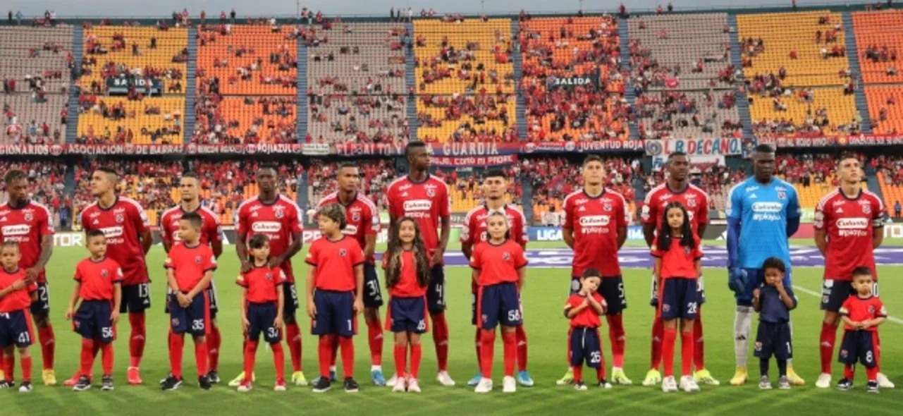 Medellín y el palo que le dijo que no a otro gol en el Atanasio. / Foto: Vizzorimage.