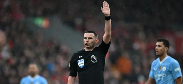 Michael Oliver - Árbitro inglés del juego Liverpool 1-1 Manchester City - AFP