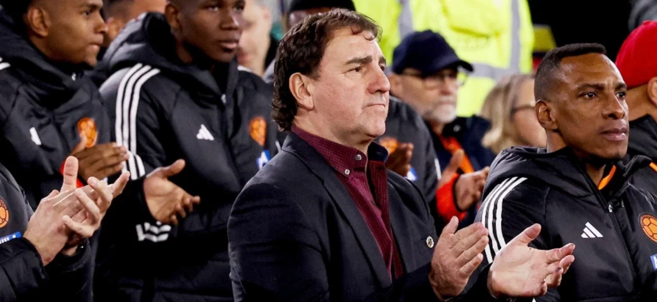 Néstor Lorenzo y su cuerpo técnico aplauden el triunfo de Colombia a España - AFP