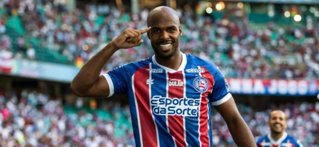 Óscar Estupiñán registró triplete con Bahía - X: @ecbahia