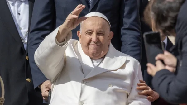 Papa Francisco recibió un regalo del FPC por sus 11 años en El Vaticano Papa Francisco recibió un regalo del FPC por sus 11 años en El Vaticano