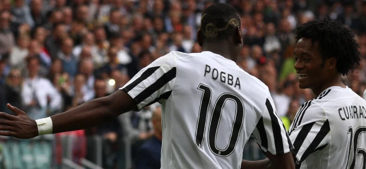Paul Pogba celebra un gol de Juventus con Juan Guillermo Cuadrado - AFP