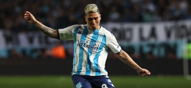 Juan Fernando Quintero no ocultó su molestia con un periodista / AFP