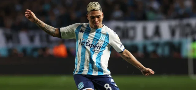 Juan Fernando Quintero erró penal con Racing. / Foto: AFP.