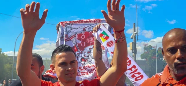 Bienvenida de Rafael Santos Borré en Brasil. / Foto: X SCInternacional.