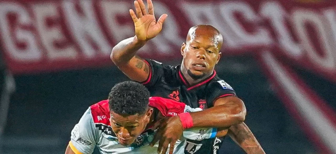 Ronaldo Pájaro disputa un balón contra Edwin Velasco - VizzorImage