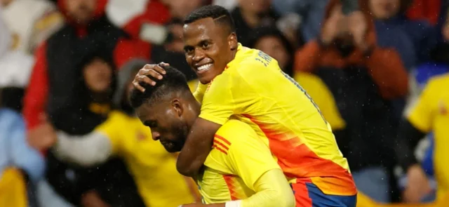 Jhon Arias celebra su gol en el Colombia vs. Rumania - AFP
