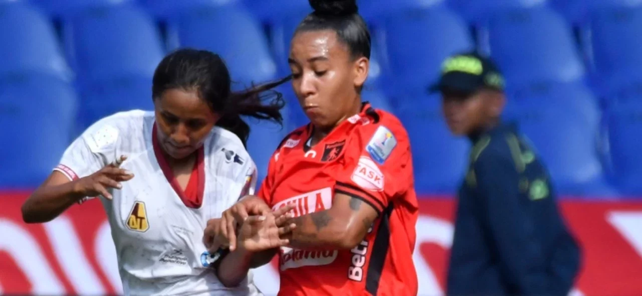 Wendy Bonilla, atacante de América, combate un balón - VizzorImage