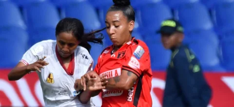Wendy Bonilla, atacante de América, combate un balón - VizzorImage