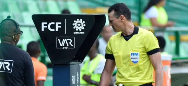 Wilmar Roldán - Árbitro colombiano revisa el VAR - VizzorImage