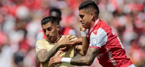 Guzmán disputa un balón con Millán - VizzorImage