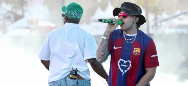 Feid estrenó en su último concierto la nueva camiseta de Barcelona / AFP