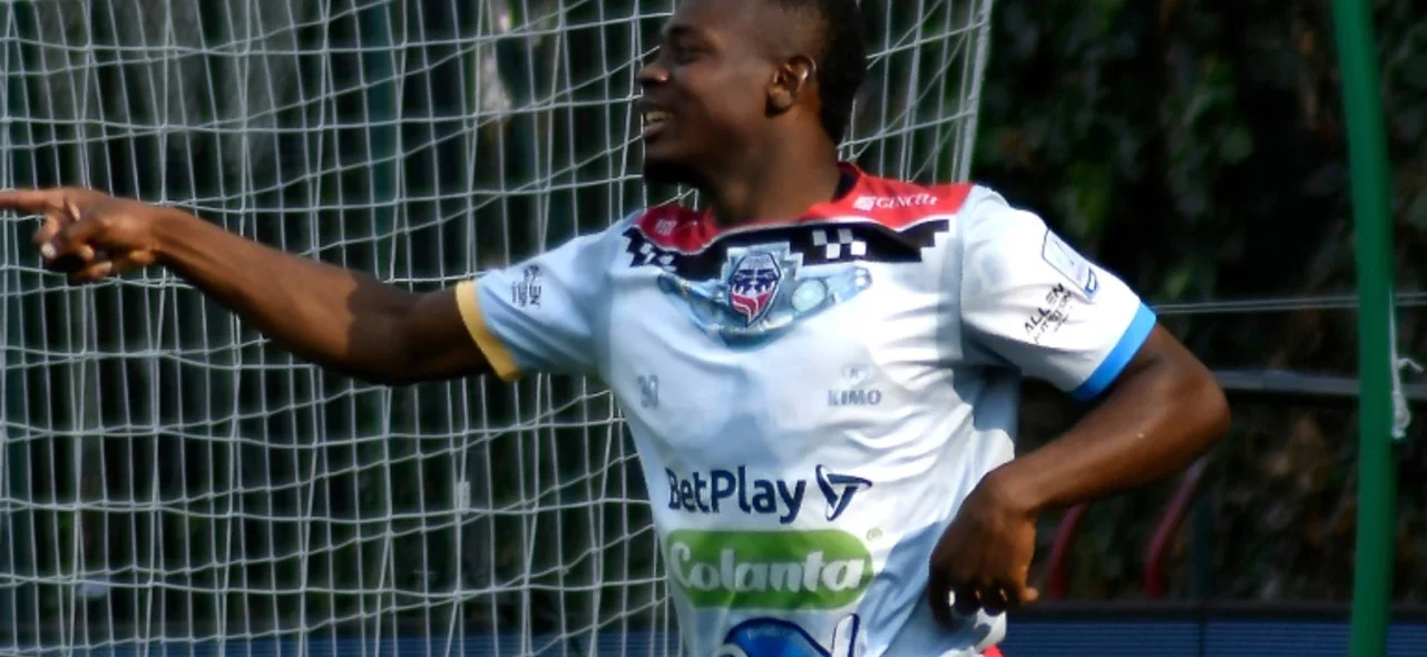 El goleador de Fortaleza es Parra con cuatro anotaciones - VizzorImage Adrián Parra - Delantero de Fortaleza - VizzorImage