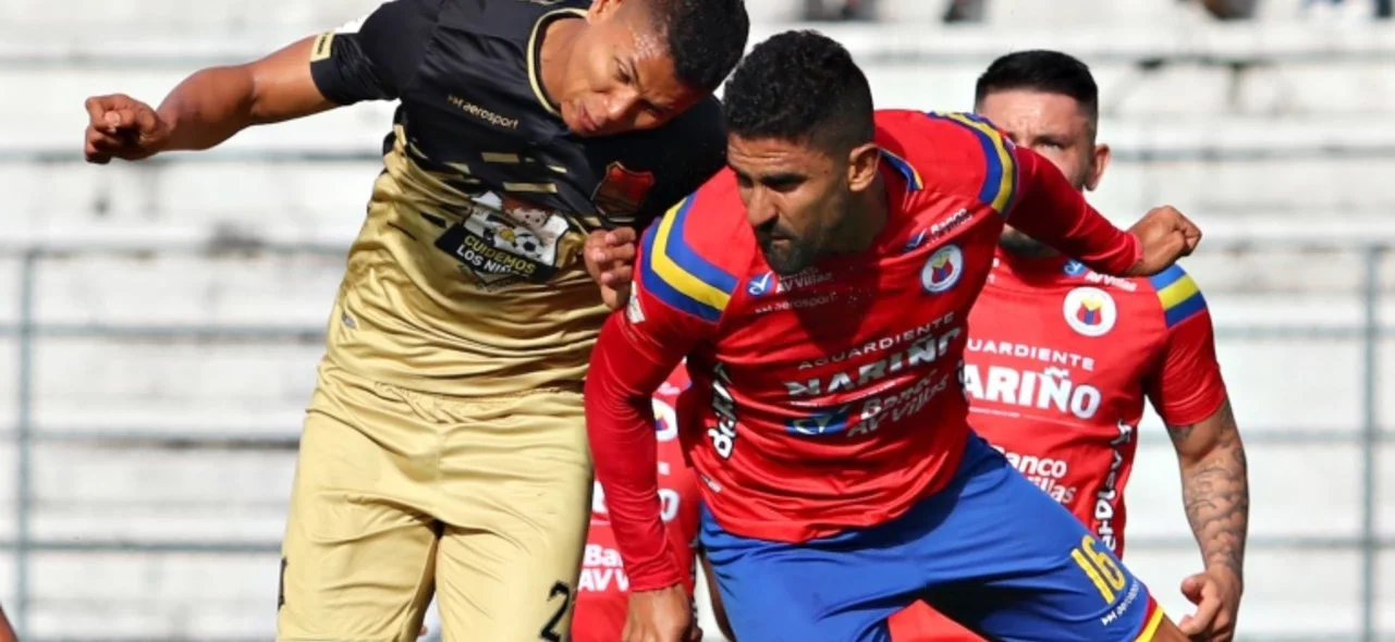 Ramos disputa un balón contra Tréllez en Águilas vs. Pasto - VizzorImage