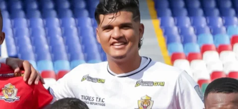 Aldo Montes - Portero de Tigres - VizzorImage