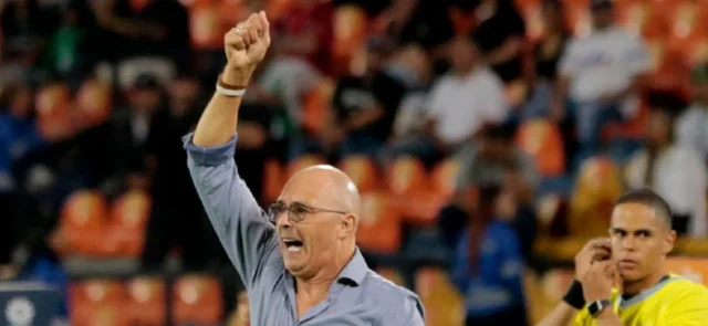 Alfredo Arias tomó fuertes medidas con un jugador de Medellín | Foto: VizzorImage / Donaldo Zuluaga