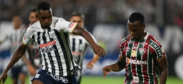 Jiovanny Ramos disputa un balón con Jhon Arias - AFP