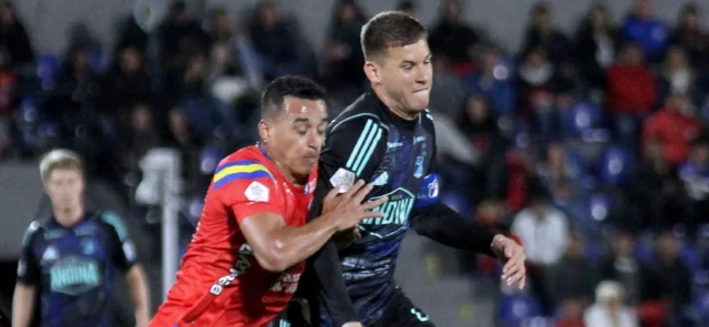 Camilo Ayala confronta a Juan Pablo Vargas en Pasto vs. Millonarios - VizzorImage