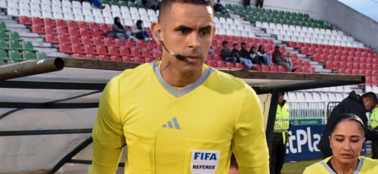 Carlos Ortega dirigió el juego entre Boyacá Chicó y Águilas Doradas - VizzorImage