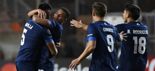 Kevin Mantilla marcó gol en la visita de Talleres a Cobresal - AFP