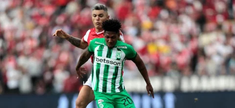 Daniel Torres enfrenta a Joan Castro en Santa Fe vs. Nacional - VizzorImage