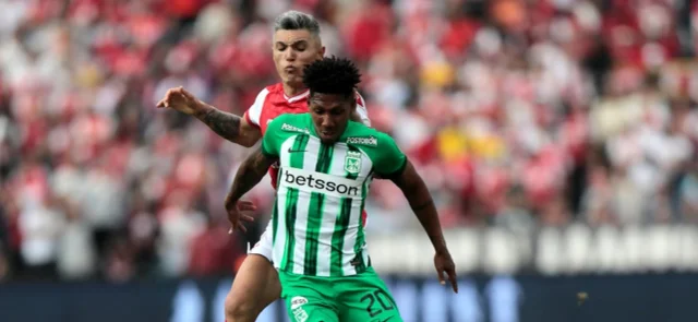 Daniel Torres enfrenta a Joan Castro en Santa Fe vs. Nacional - VizzorImage