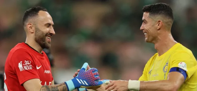 David Ospina se saluda con Cristiano Ronaldo en Al Nassr - AFP