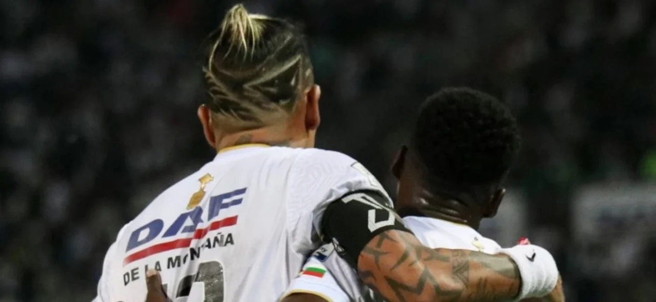 Dayro Moreno abraza a John Araujo en triunfo de Once Caldas a Tolima - Prensa Once Caldas