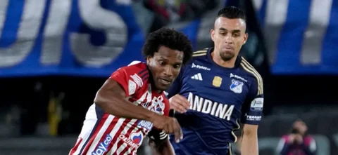 Didier Moreno y Daniel Giraldo disputan un balón en Millonarios vs. Junior - VizzorImage