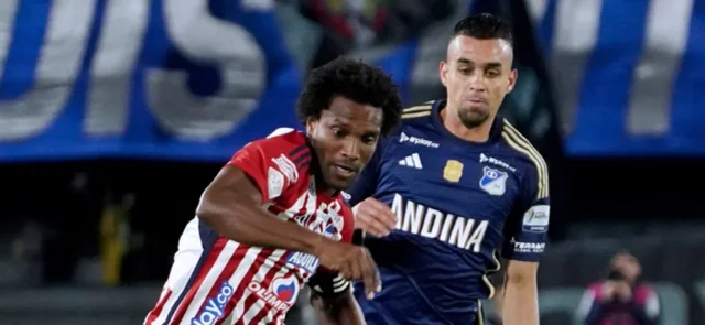 Didier Moreno y Daniel Giraldo disputan un balón en Millonarios vs. Junior - VizzorImage